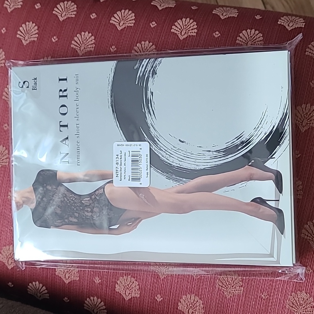 BRAND NEW Natori Short-Sleeve Lace Bodysuit; black; size: small